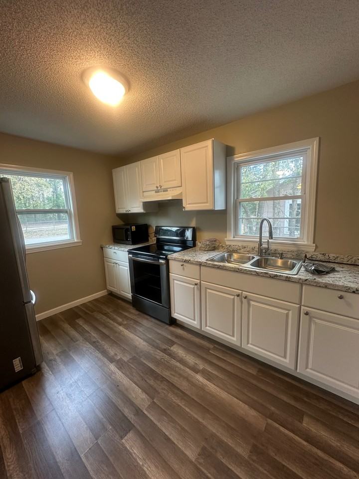 801 E Moore St #1 - Photo 4 of 11