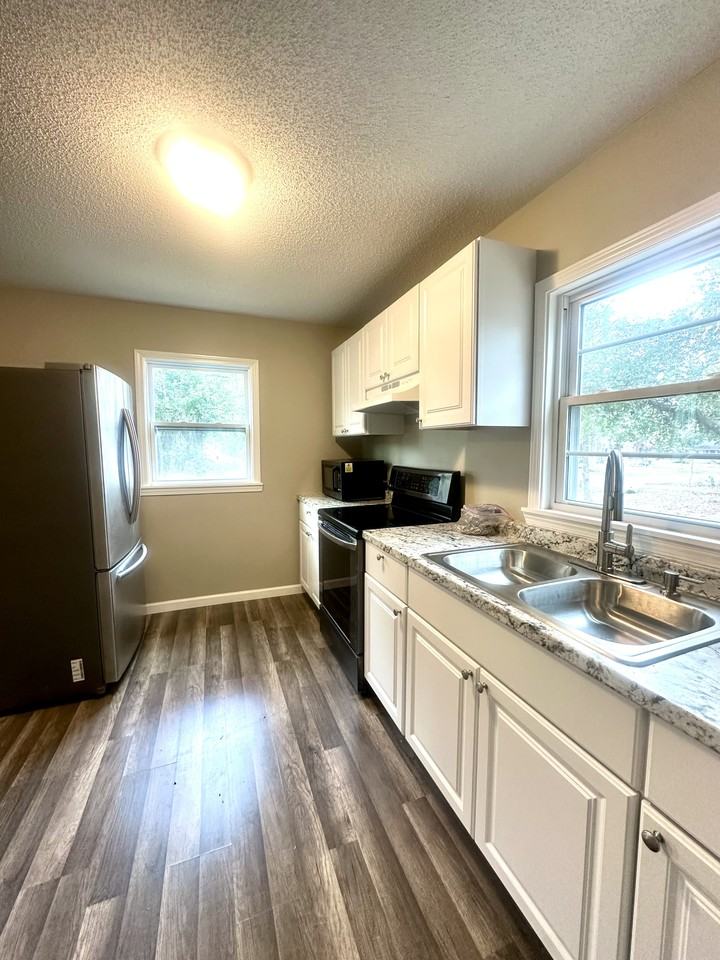 801 E Moore St #1 - Photo 5 of 11