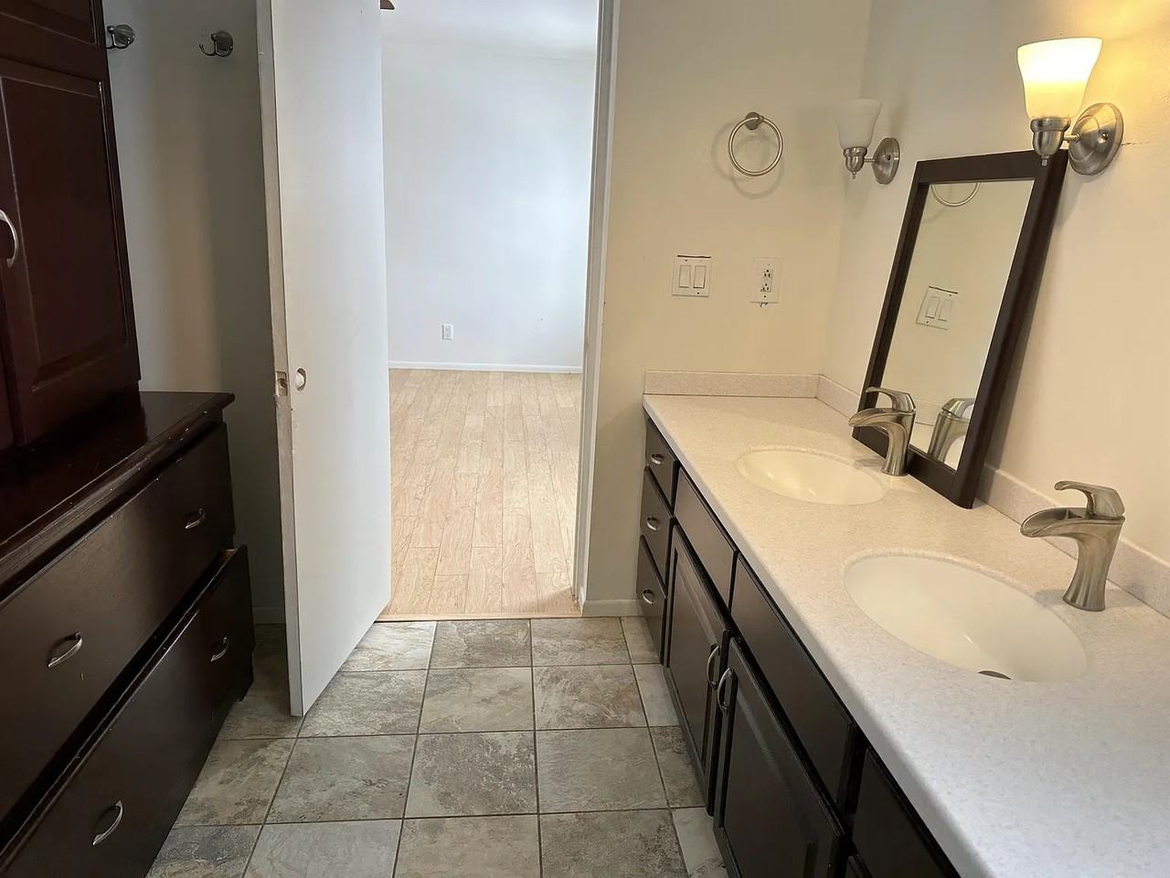 205 Holland Ln Uppr - Photo 2 of 7