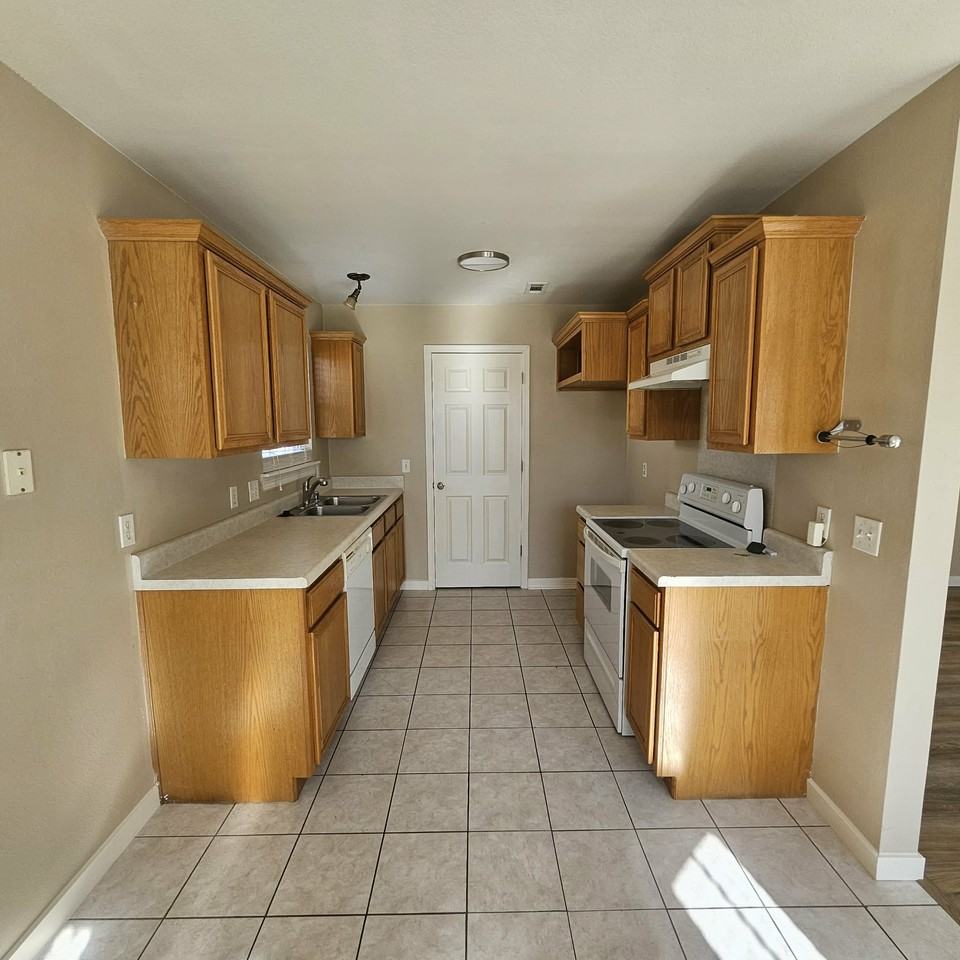 2505 Sw Choctaw St #1 - Photo 3 of 19