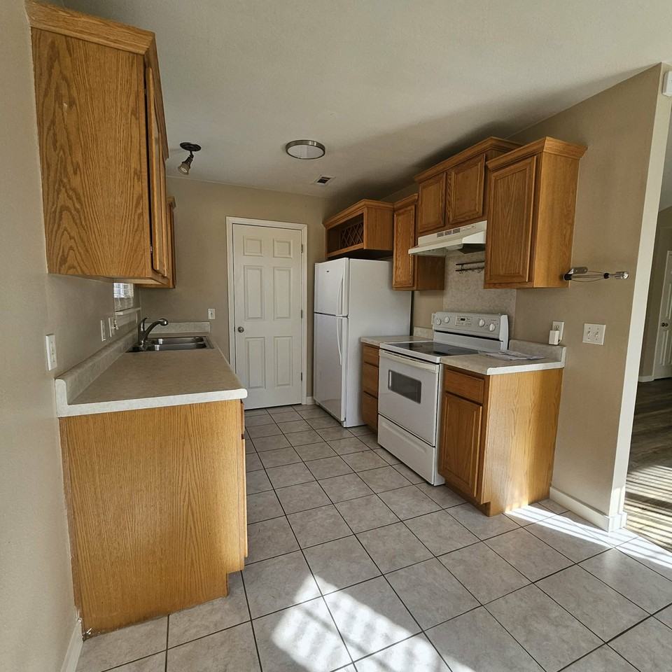 2505 Sw Choctaw St #1 - Photo 4 of 19