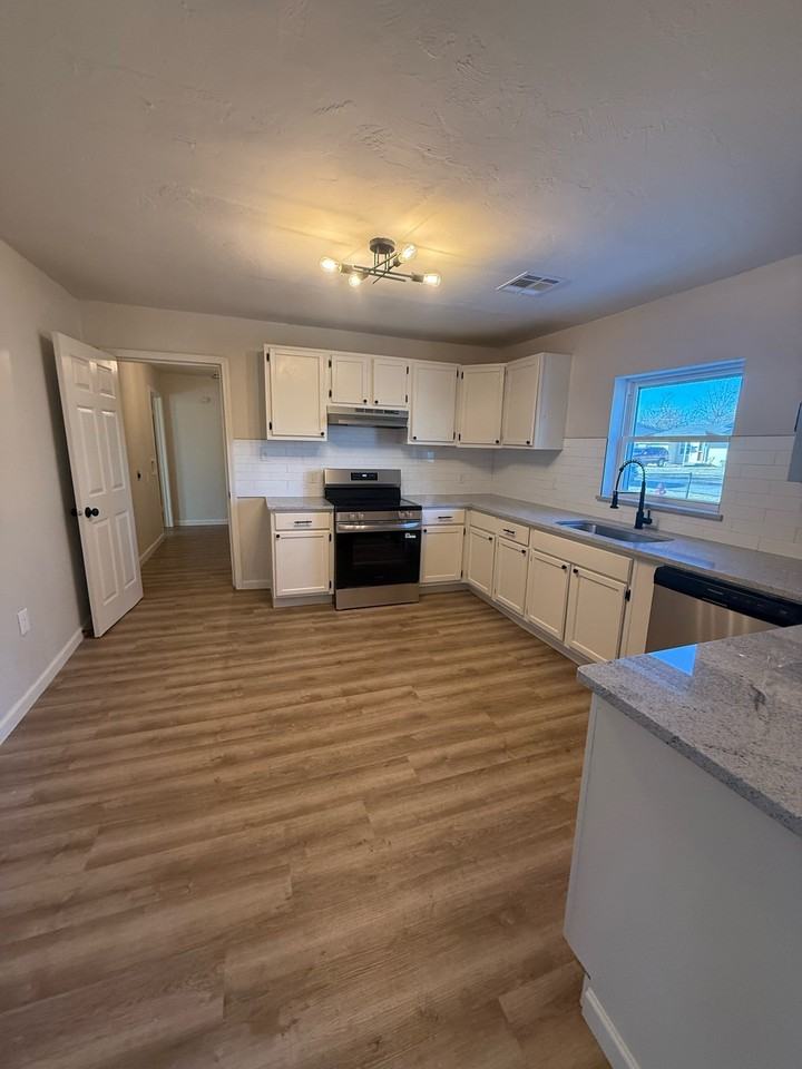 6208 Nw 34th St #1 - Photo 4 of 13