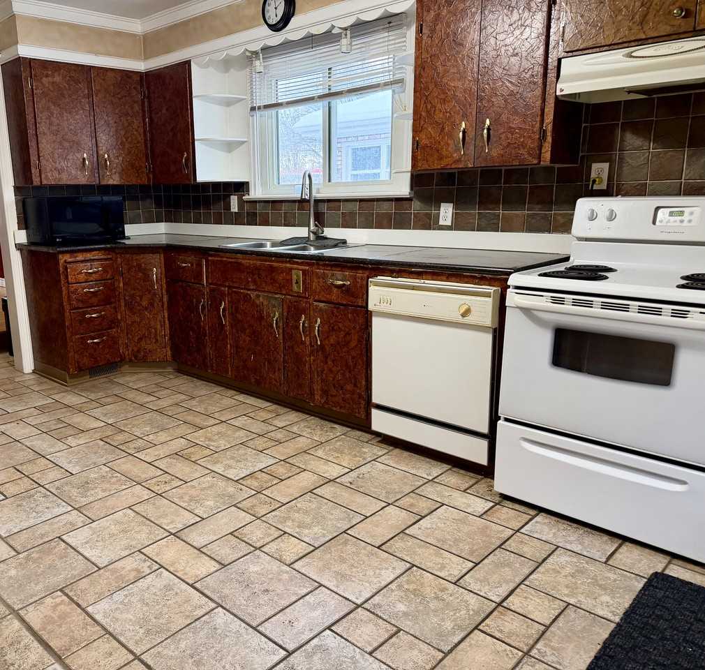 1083 London Rd #1 - Photo 2 of 9