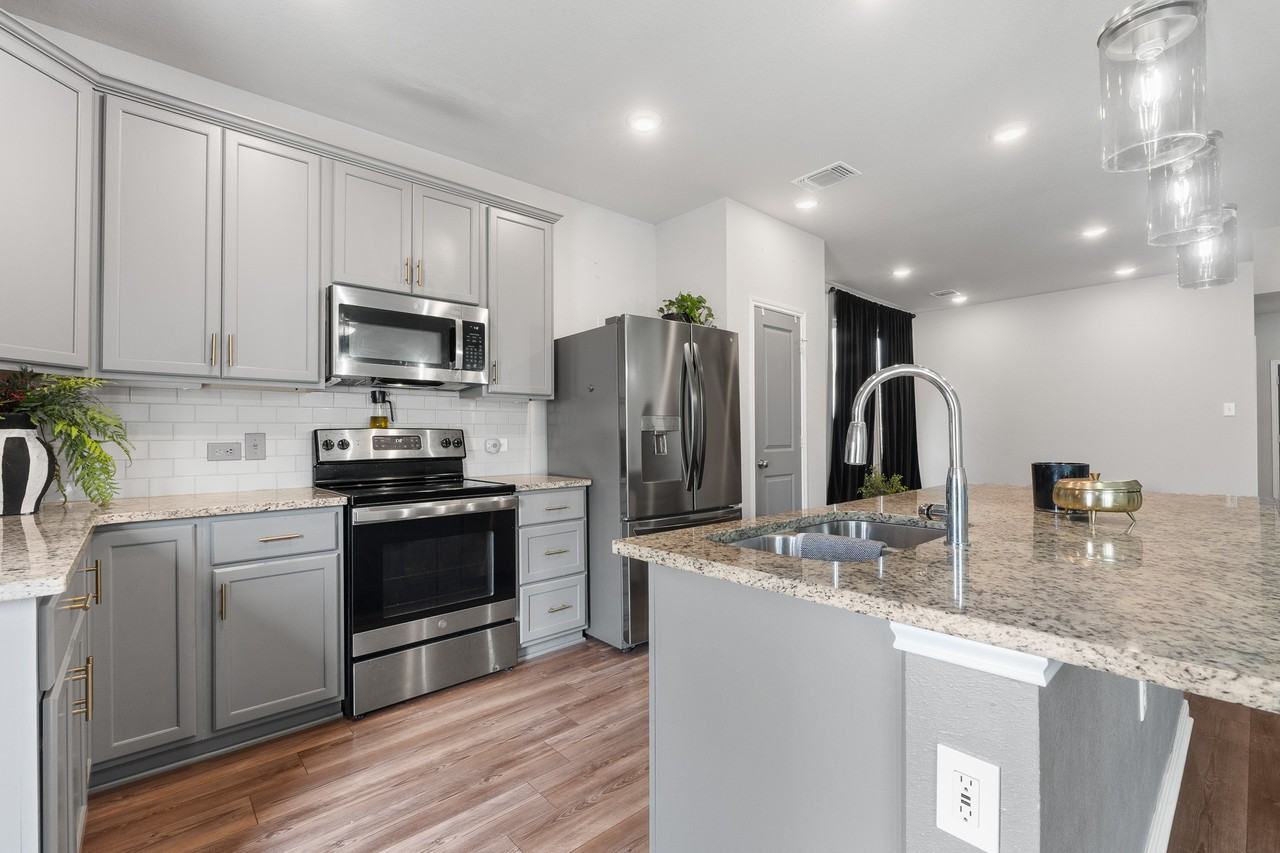 6206 Golden Gate Dr #1 - Photo 4 of 10