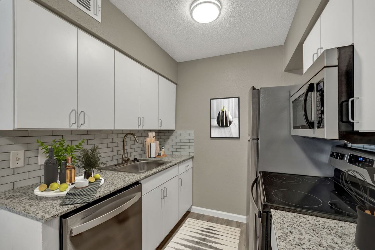 605 W Hutchison - Photo 5 of 9