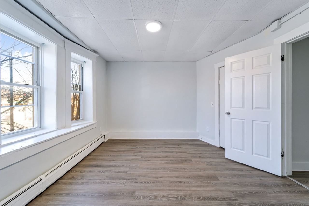 685 State St - Photo 3 of 12