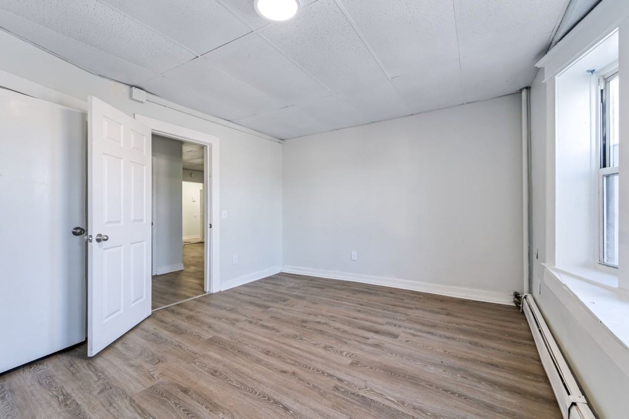 685 State St - Photo 4 of 12