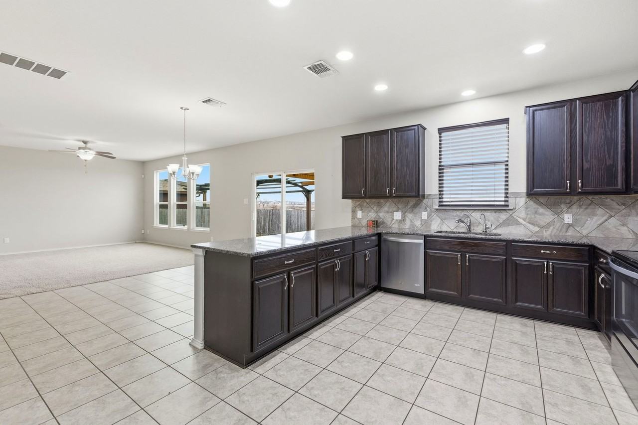 605 Saul St - Photo 7 of 28