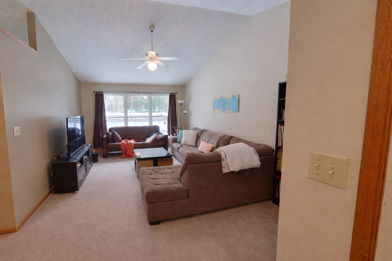 2178 Kestral Blvd - Photo 5 of 18