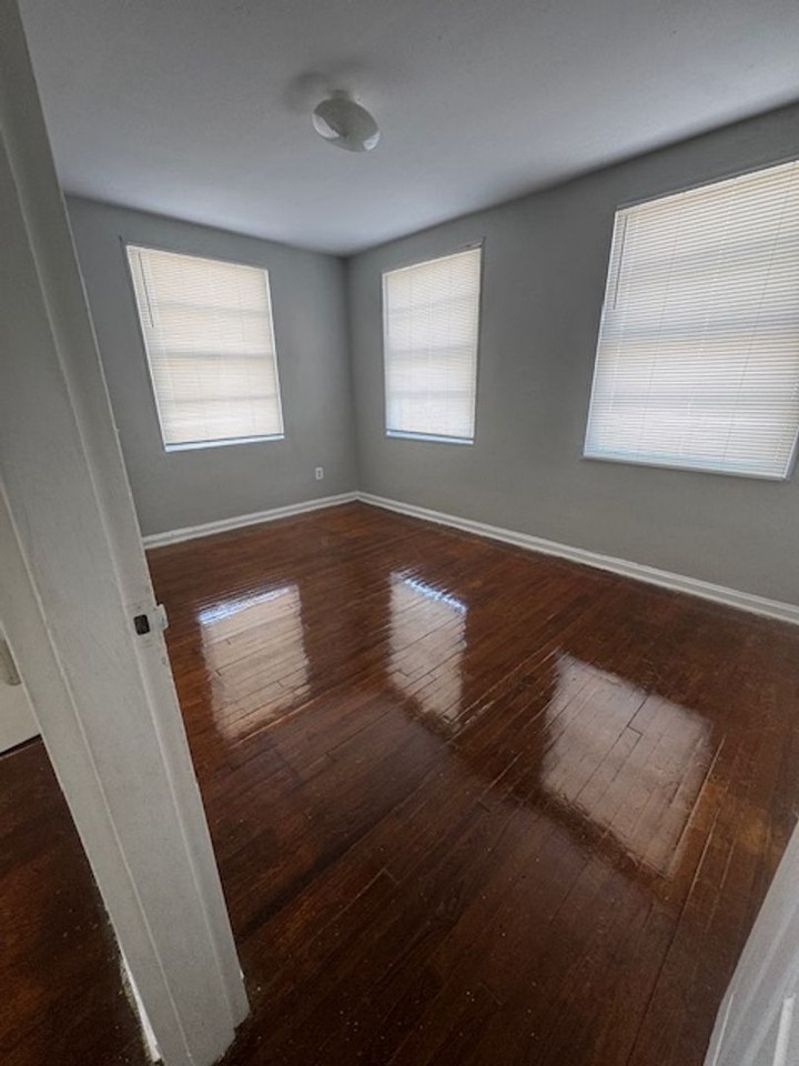 1107 48th Pl Ne - Photo 6 of 9