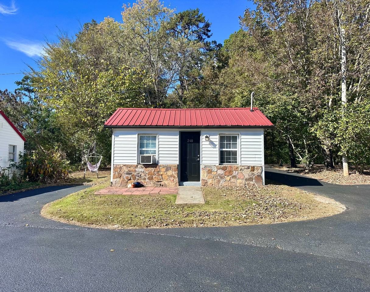 Courtyard Cottages - Photo 5 of 38