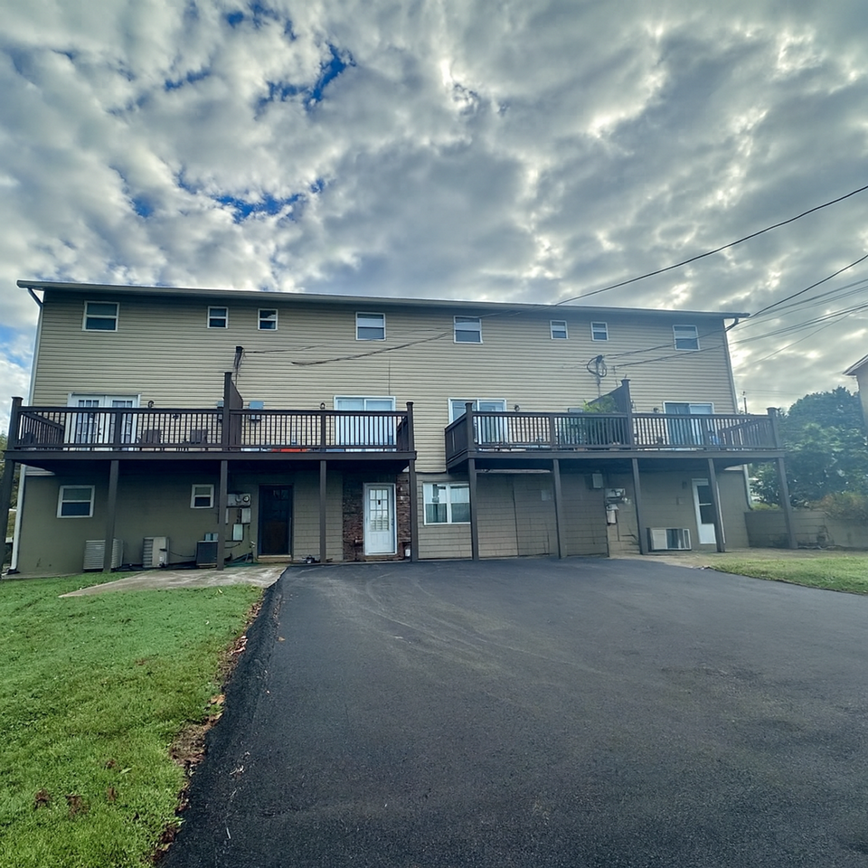 Rand Lakeside Apartment Homes - Photo 7 of 11