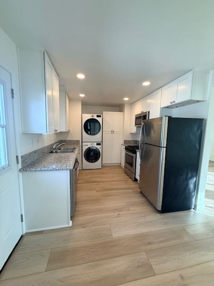 980 Ebony Ave - Photo 2 of 8