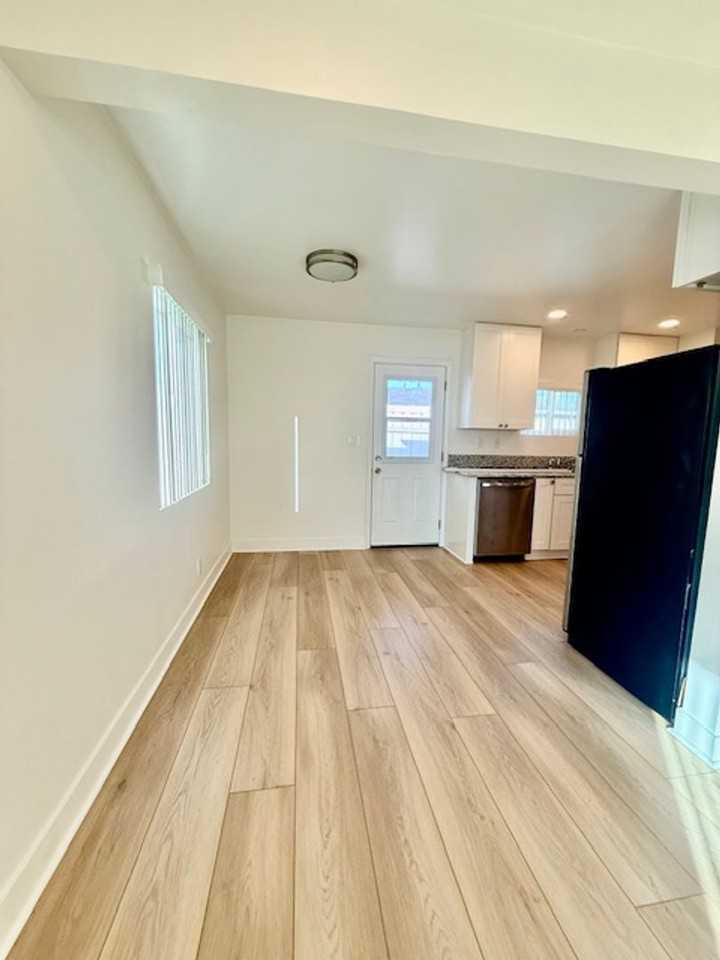 980 Ebony Ave - Photo 3 of 8