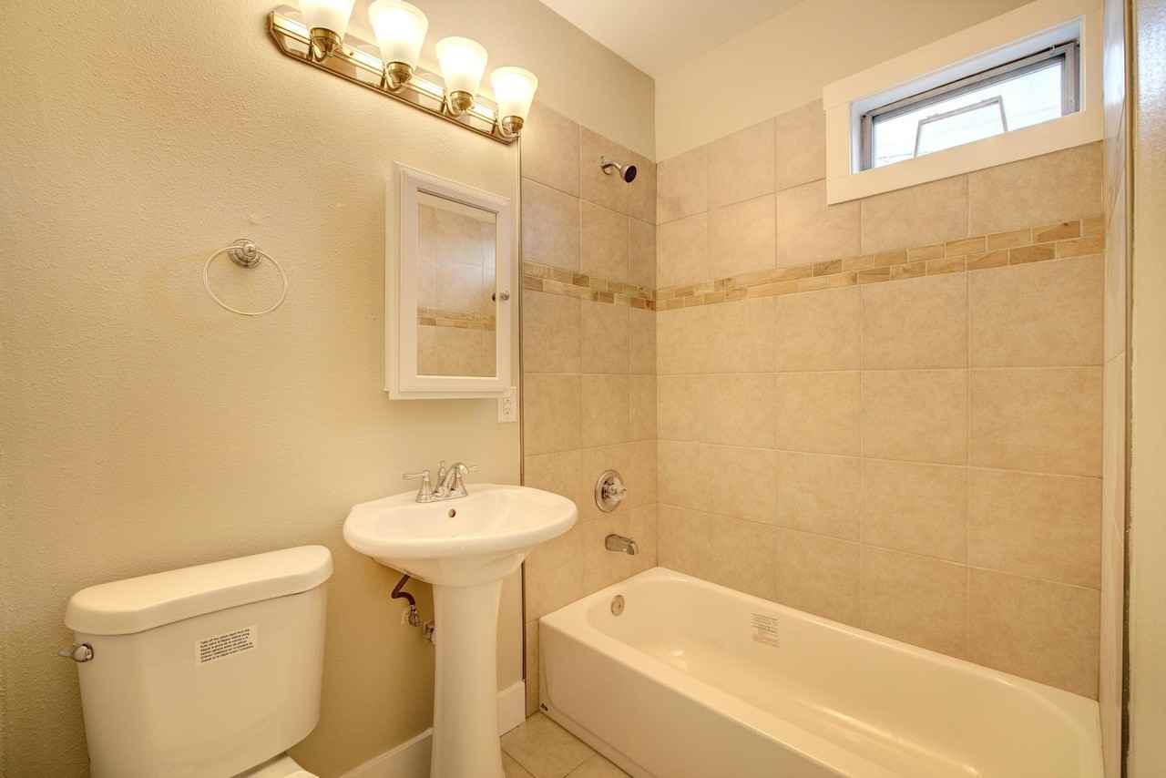 5007 8th Ave Ne - Photo 4 of 26