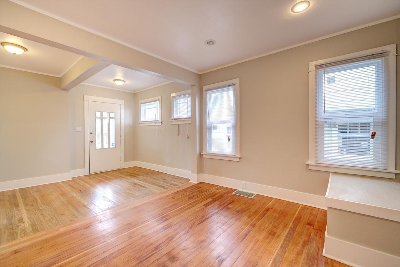 5007 8th Ave Ne - Photo 7 of 26