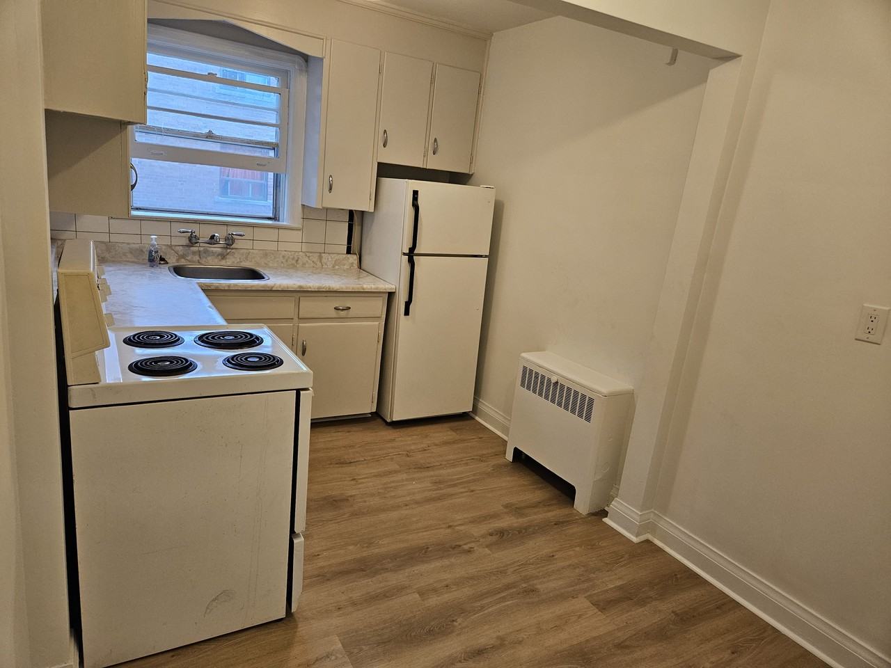 2513 Lake Shore Boulevard West #12 - Photo 7 of 8