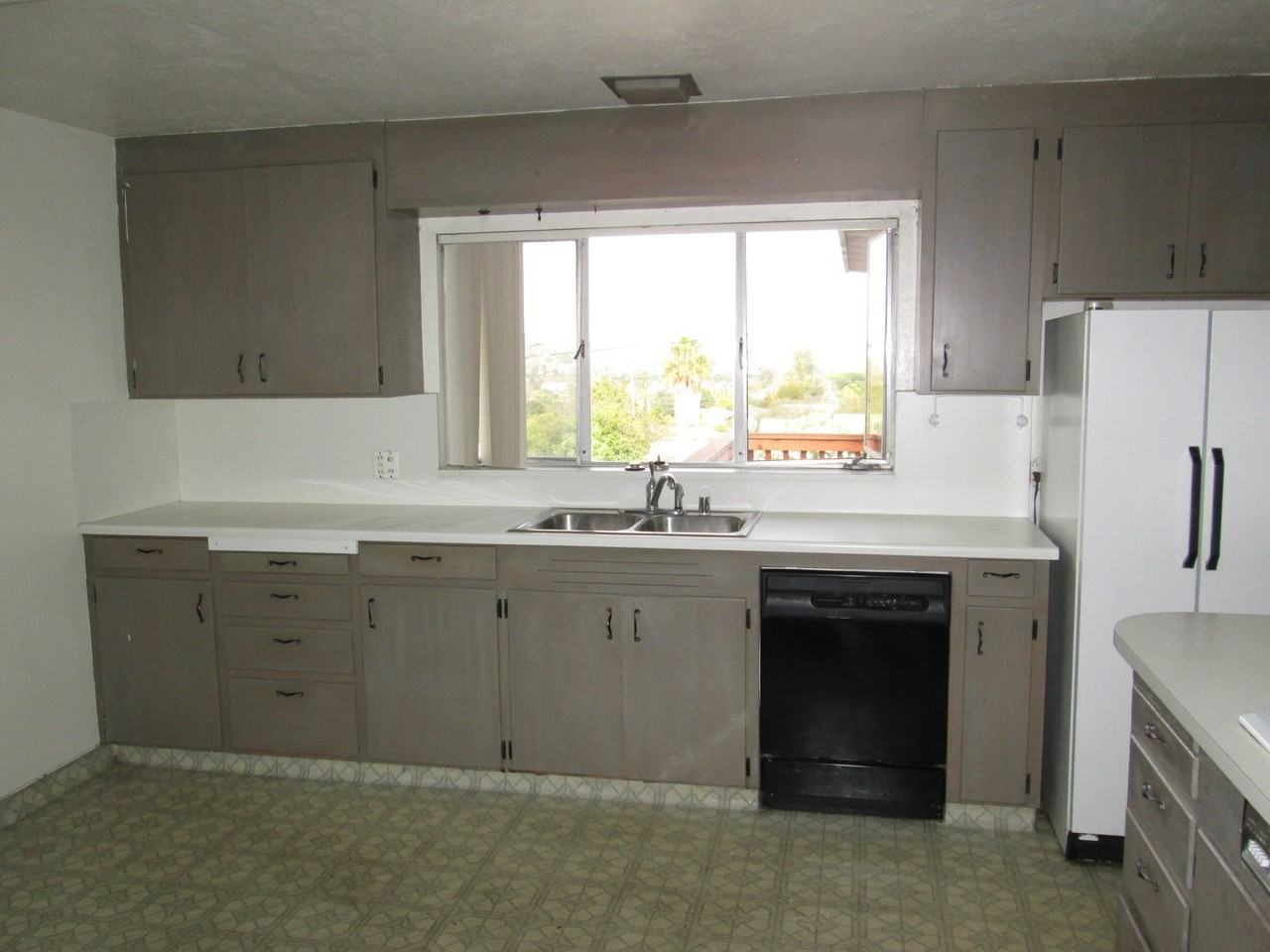 221 Longview Ln - Photo 4 of 10