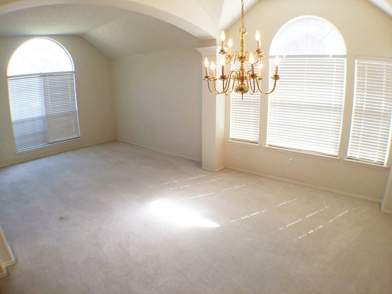 1512 Endicott Dr - Photo 2 of 23