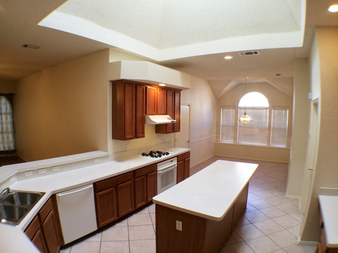 1512 Endicott Dr - Photo 3 of 23