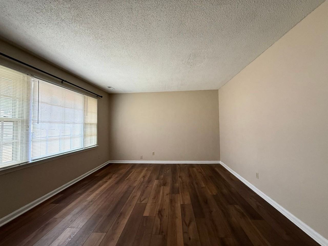 1141 Eisenhower Rd - Photo 3 of 30