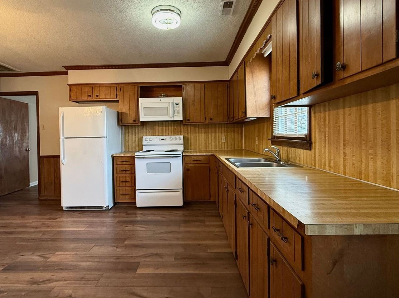 1141 Eisenhower Rd - Photo 7 of 30