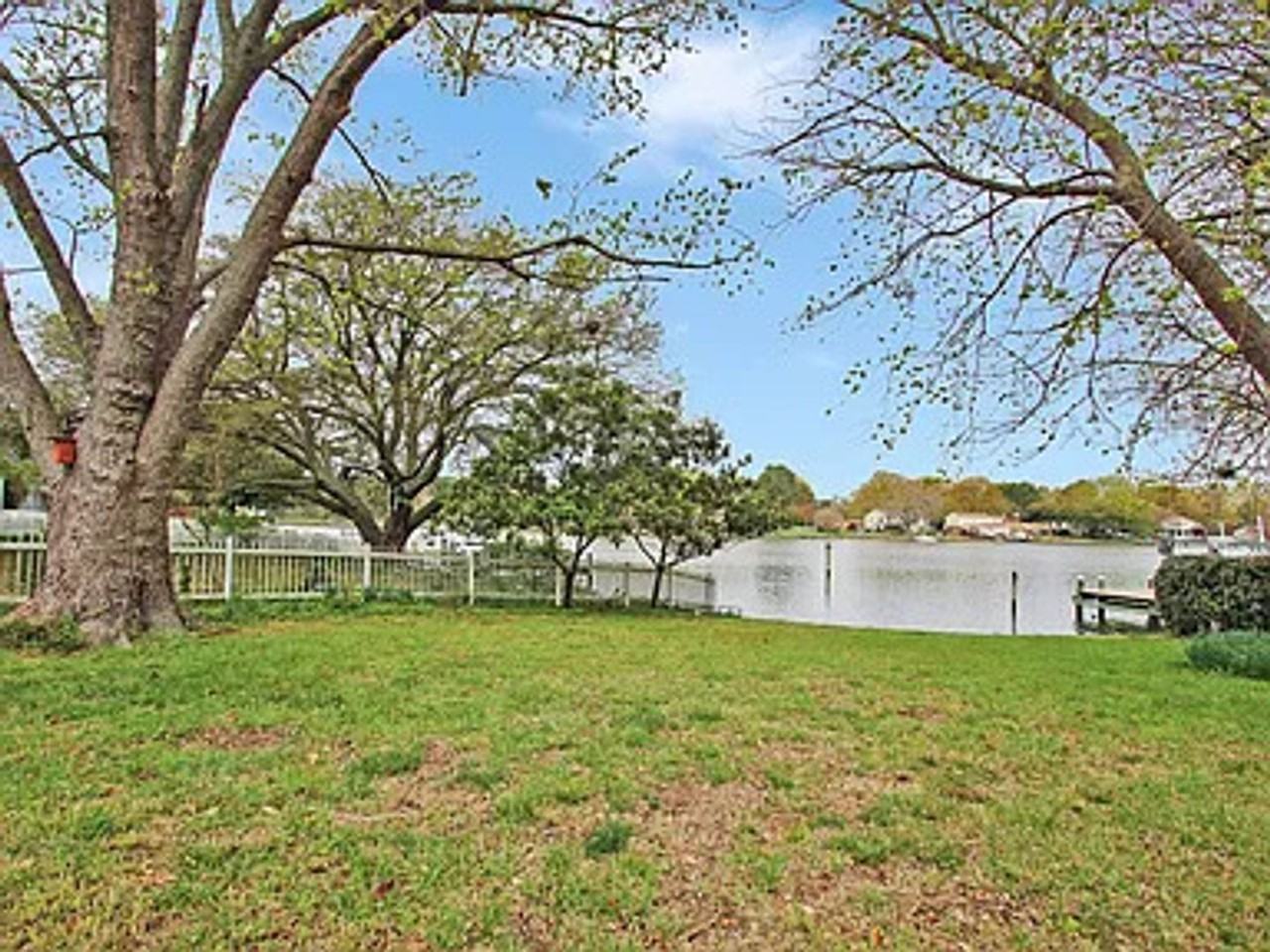 427 Elizabeth Lake Dr - Photo 2 of 32