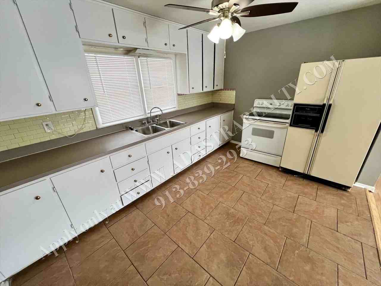 4500 N Brighton Ave - Photo 6 of 12