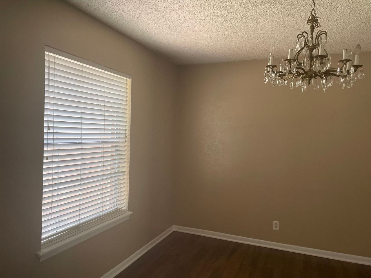 1109 Apache Ct - Photo 3 of 12