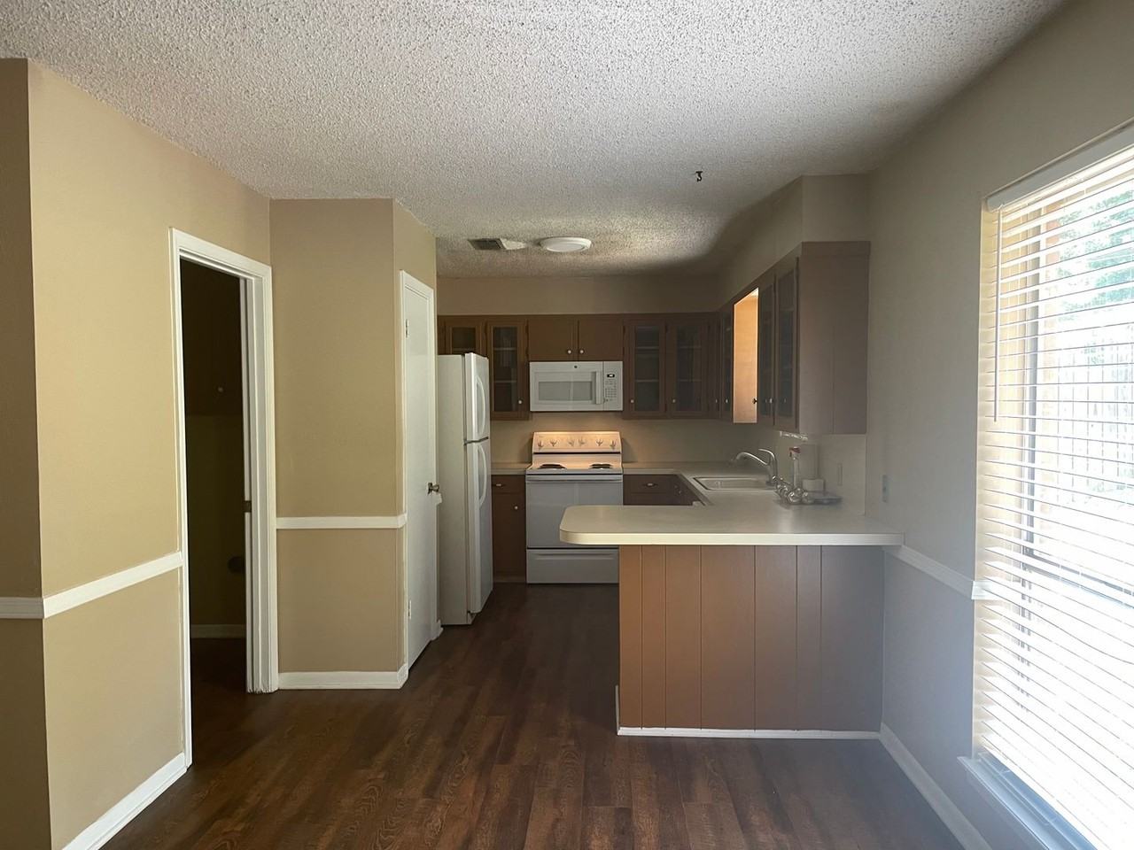 1109 Apache Ct - Photo 4 of 12