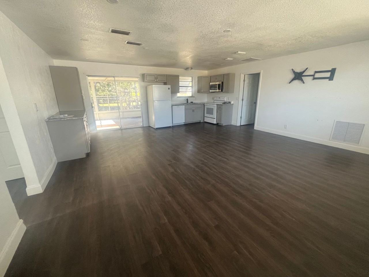 2070 Oriole Ln - Photo 3 of 8