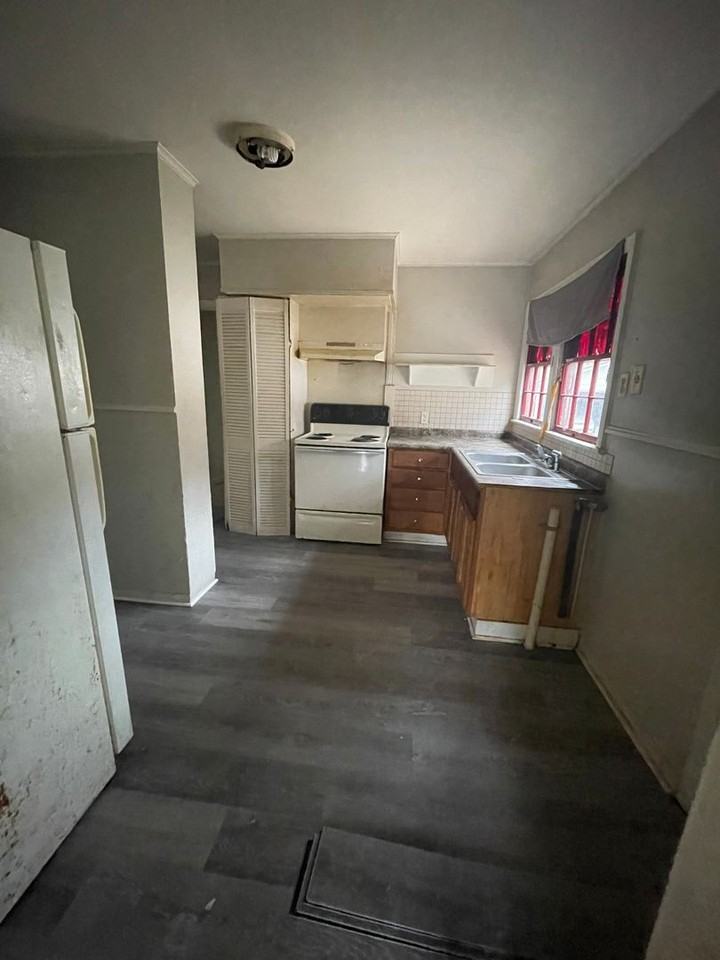 704 Carrollton St - Photo 4 of 9