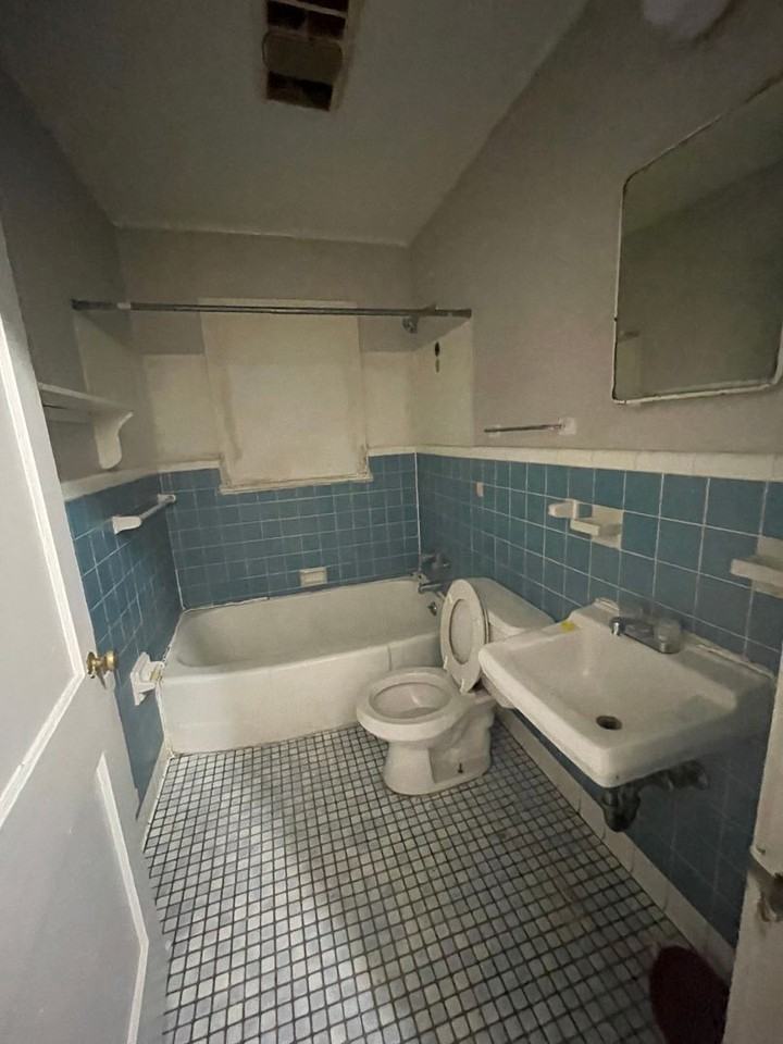 704 Carrollton St - Photo 5 of 9