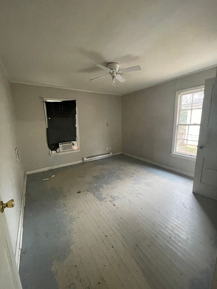 704 Carrollton St - Photo 6 of 9