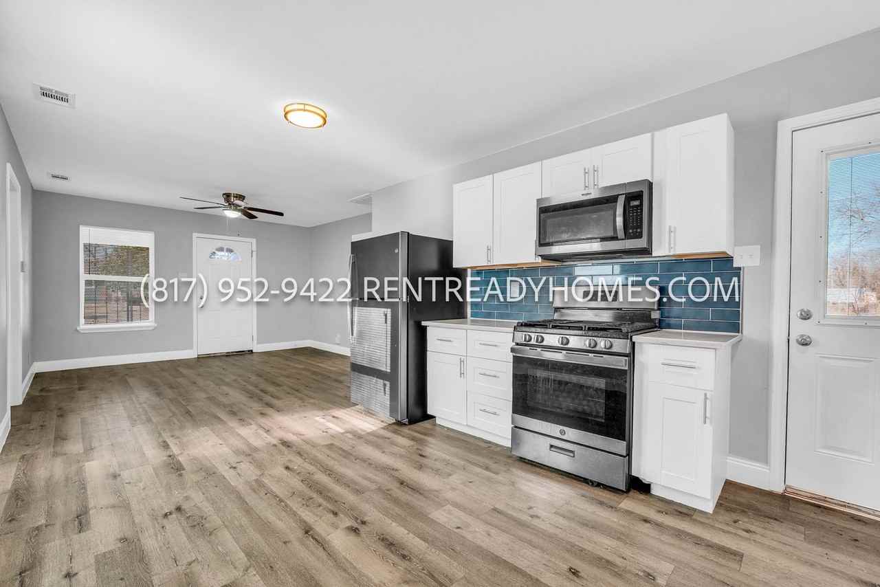 1334 Marfa Ave - Photo 4 of 12