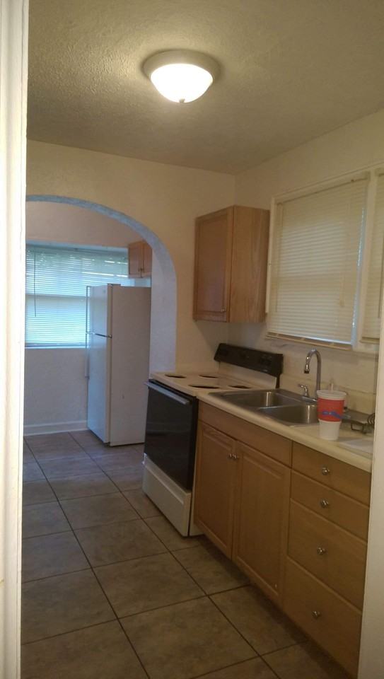 1026 6th St - Photo 4 of 8