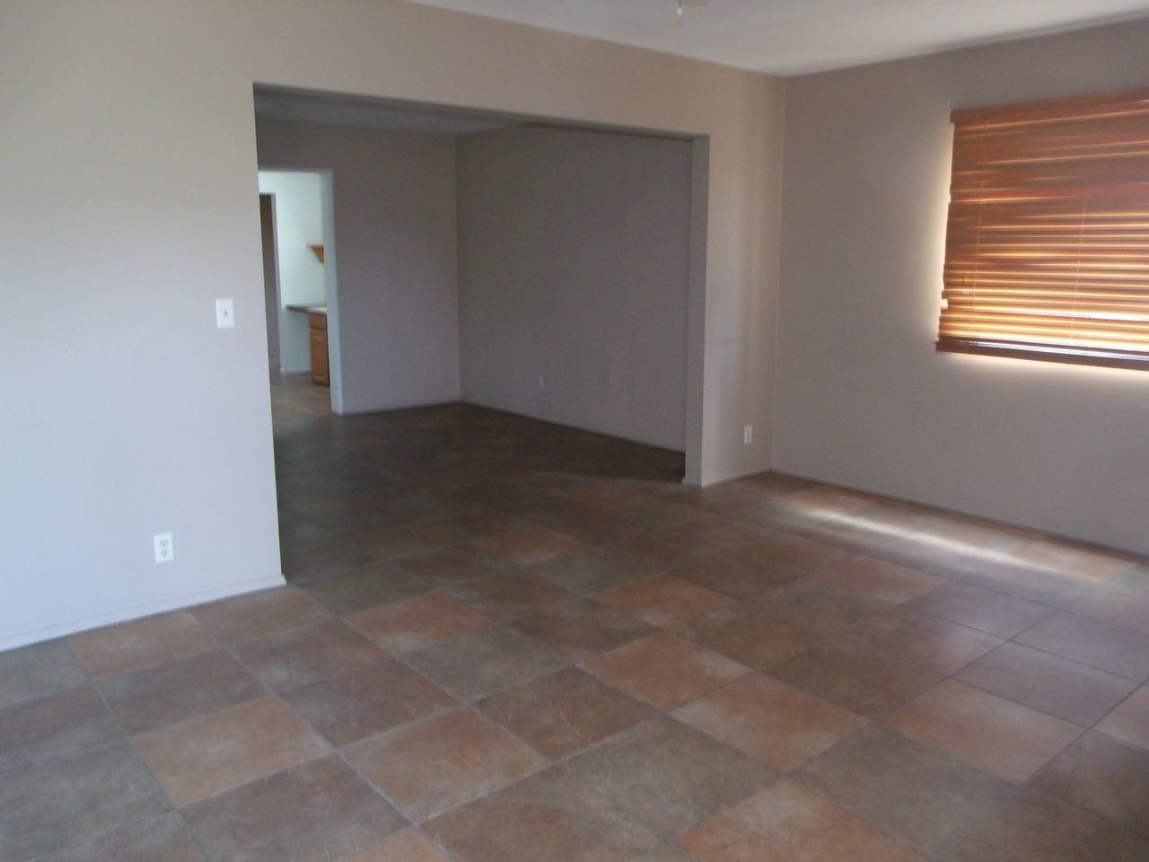 571 National St - Photo 3 of 12