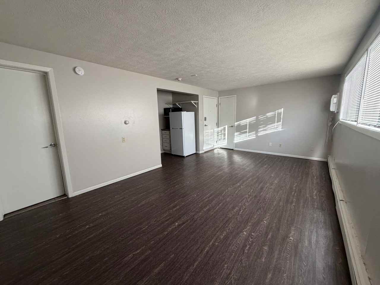 700 W 6th Street - Photo 4 of 28