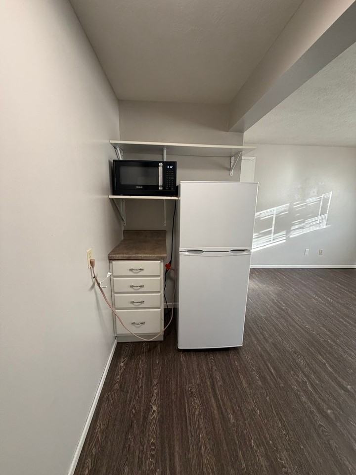 700 W 6th Street - Photo 5 of 28