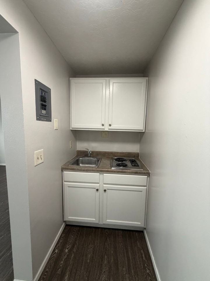 700 W 6th Street - Photo 6 of 28