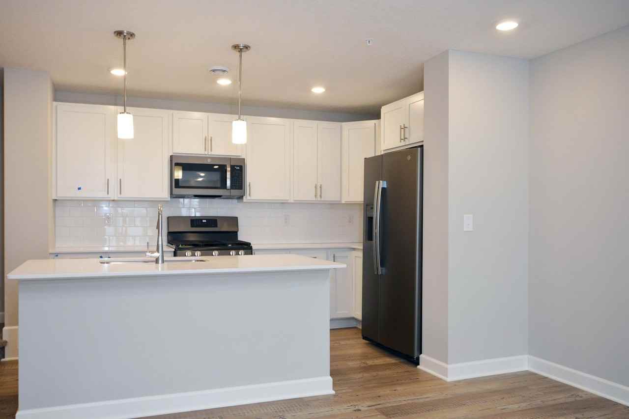 10948 Yalta St Ne #G - Photo 4 of 22