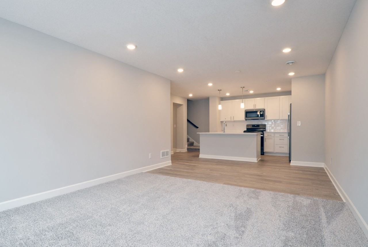 10948 Yalta St Ne #G - Photo 5 of 22