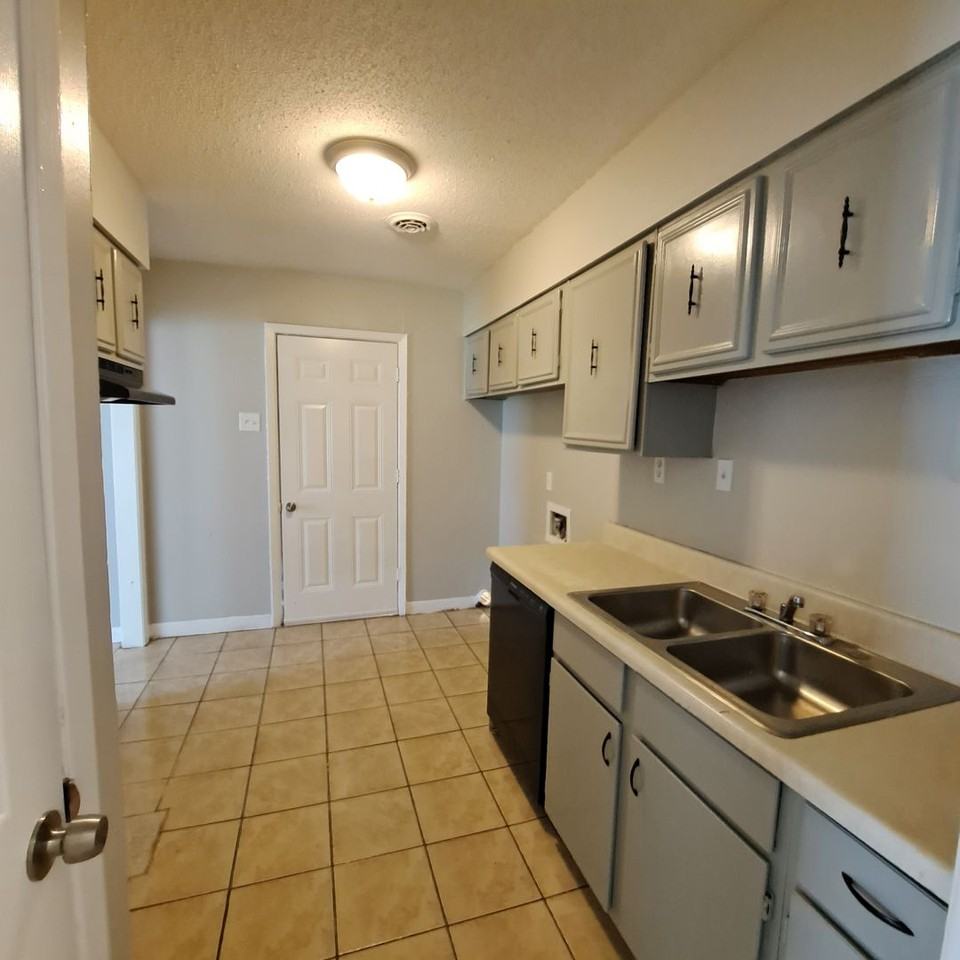 3387 Barbwood Dr - Photo 3 of 9