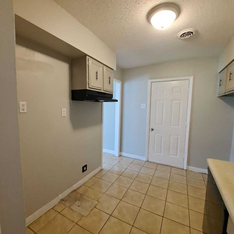 3387 Barbwood Dr - Photo 4 of 9