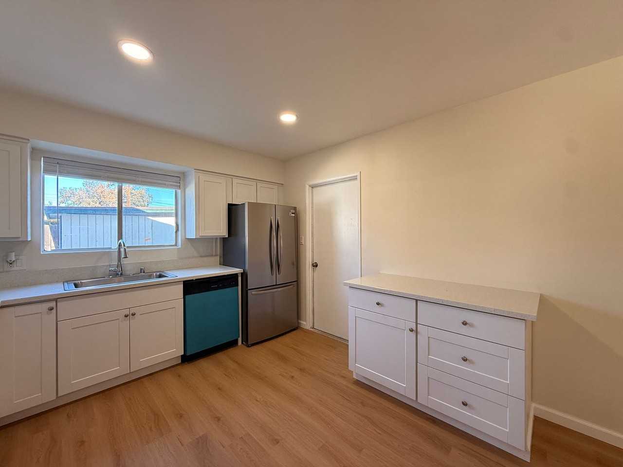 570 La Rue Way - Photo 3 of 19