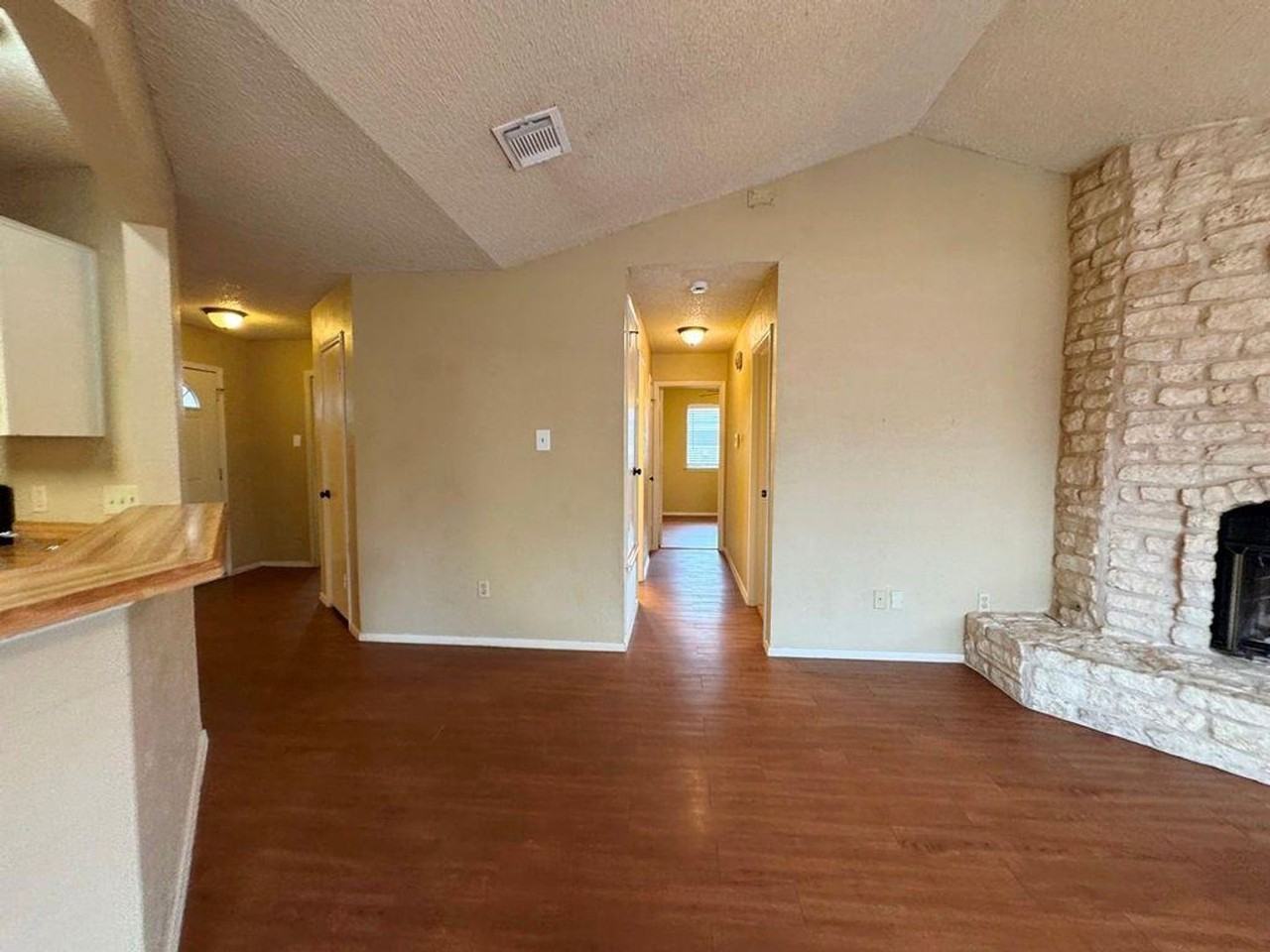 1002 Great Britain Blvd - Photo 5 of 37