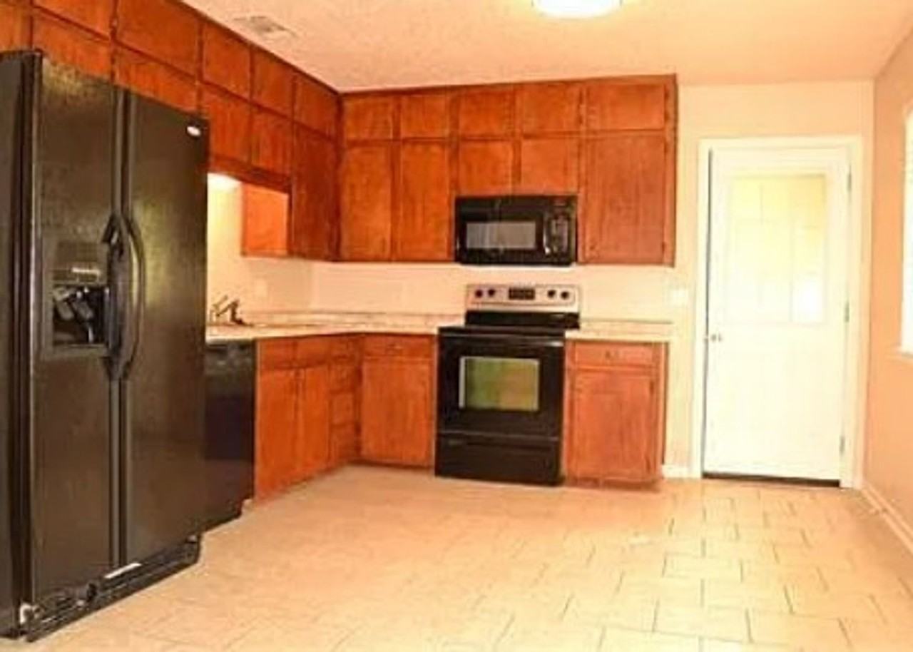 846 Michelle Dr - Photo 2 of 5