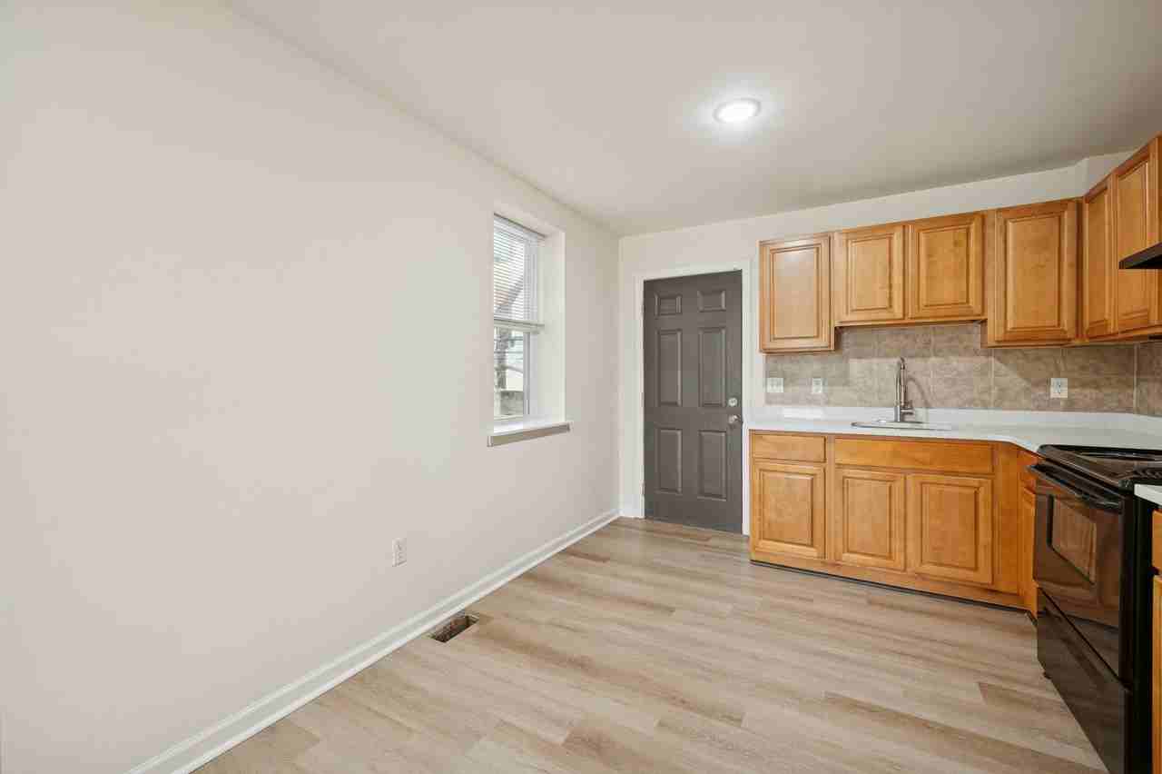 219 S Cecil St - Photo 3 of 15