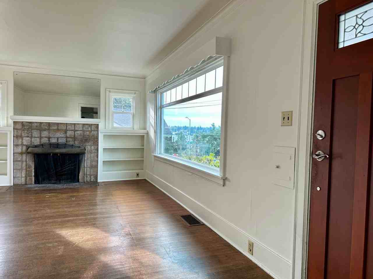 7612 6th Ave Ne - Photo 4 of 29