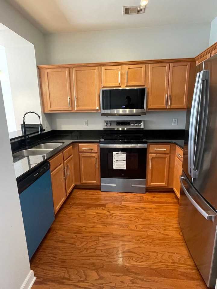 2310 Elliott Ave - Photo 5 of 21